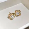 Pendientes de camelia blanca y perla estilo Hepburn, elegancia francesa, pendientes lujosos y sofisticados, pendientes de lujo ligero de alta gama para mujer