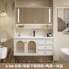 Sencillo tocador de baño rústico estilo francés, que incluye un mueble para lavabo y lavabo integrado