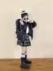 Outono 2026 Novo Estilo Coreano Roupas Infantis Jaqueta de Couro Preta Retrô para Meninas Jaqueta de Couro Macio com Gola Reversível Jaqueta de Couro PU