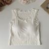 BM Style Sweet Lace Sling Colete de ombro largo Verão feminino doce e picante sem mangas Base interna Top curto com almofada no peito