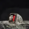 Anel Masculino Europeu e Americano Transfronteiriço com Padrão de Escultura Retro Quadrado Cravejado com Diamantes Punk Hip-hop Tendência Personalizada Anel Joia