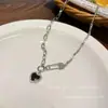 Collar de corazón negro para mujer, nuevo modelo popular 2026, nicho de lujo ligero, cadena dulce y genial para la clavícula, accesorio de cadena de suéter de alta gama