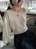 Suéter gris chic y súper atractivo de hombro inclinado para mujer, top base de manga larga off-shoulder único y hermoso para principios de otoño