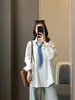 ¡Zedaijiai 100% algodón! Diseño estilo coreano con colgante metálico, bolsillos de parche y chaqueta camisa de punto de manga larga con corbata