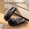 2026 Nuevas Zapatillas de Algodón con Punta de Bloque de Color para Hombre con Felpa Plus Cálidas para el Hogar Suela Gruesa de EVA Silenciosas Zapatillas de Algodón para Pareja para Mujer