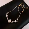 Pulsera Trenzada Hebilla de Herradura Redonda de Circonita Roja Europea y Americana Diseño de Nicho Pulsera Exquisita de Gama Alta para Mujer