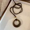 Novo Colar Pingente Pedra de Âmbar Círculo Chinês Feminino Vintage Longo Acessórios de Pescoço com Corrente de Lã Outono e Inverno