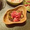 Hot Pot de Carne Famoso na Internet com Fogareiro Cerâmico Único em Formato de Pé e Louças Cerâmicas em Estilo Rústico para Preparação do Hot Pot
