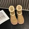 Zapatos de algodón nuevos 2026 para el noreste, con forro de felpa para invierno, botas de felpa gruesas y modernas, botas de nieve de algodón cálidas retro para mujer, de media pantorrilla