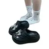 Dibujos Animados Nuevo Estilo Cuadrícula Negra Fresa Gato Kt Zueco Accesorios para Zapatos Lindos DIY 2026 Nuevos Encantos Lindos para Zapatos Ins