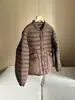 Nova coleção outono e inverno: jaqueta puffer justa, curta e canelada com gola alta, feita com 90% de plumas de pato branco, uma peça de alta qualidade e moderna em estilo europeu para mulheres