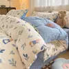 Conjunto de cama simples de algodão puro de quatro peças, lençol de algodão estilo fresco novo, capa de edredom, protetor de colchão, conjunto de três peças para dormitório