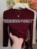 Camiseta Gris de Manga Larga Estilo Europeo para Mujer, Nuevo Modelo Primavera y Otoño 2025, Diseño Único y Exquisito de Espina de Pescado, Camiseta Básica de Cuello Redondo Ajustada