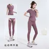 Novo Conjunto de Yoga Feminino Decote V Pregas Torcidas Manga Curta Secagem Rápida Ajustado Emagrecedor Corrida Matinal Treinamento Fitness Conjunto de Duas Peças