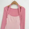 Venta al por mayor de ropa para mujer transfronteriza: nueva camiseta pura y seductora de dos piezas falsas con bloques de color, cuello halter, manga larga, corte ajustado, cuello cuadrado y bajo corto