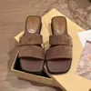 Pantuflas de mujer elegantes y llamativas, nuevo diseño de moda 2026, punta redonda, ajuste cómodo, color liso, punta cuadrada, estilo de una tira