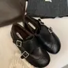 Novos Sapatos Brogue Esculpidos Retro Britânicos 2025 para Mulheres com Fivelas Duplas e Mocassins de Veludo, Sapatos Pequenos de Couro Versáteis