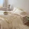 Juego de ropa de cama de cuatro piezas de gasa doble arrugada 100% algodón estilo francés con bordado de camelia blanca y funda nórdica con borde de volantes de algodón puro