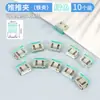 Carpeta con pestaña para organizar exámenes y materiales; clips para encuadernación.