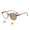 Armação redonda simples, confortável e flexível, com lentes fotocromáticas. Adequado para uso interno e externo, e fornece proteção contra luz azul. Modelo: WM86237