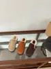 Pantuflas cerradas de estilo francés para aumentar la altura interior, nuevo modelo 2026, punta redonda, hebilla, pantuflas de ante y pelo