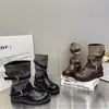 Aumento de altura de 4CM! Fivela de cinto vintage botas de motocicleta para mulheres, estilo de rua outono e inverno salto plataforma botas de garota popular botas de montaria de sola grossa versáteis
