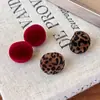 Pendientes esféricos de color vino con estampado de leopardo flocado vintage, creando un ambiente acogedor de otoño/invierno, con un diseño geométrico único y elegante para mujer