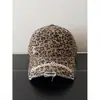 Boné de beisebol estilo americano com estampa de leopardo e bordado de letras, design rasgado estilo rua, versátil e afina o rosto, boné moderno unissex