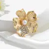 Nuevo producto creativo y moderno, pasador de broche floral exquisito y versátil para mujer, accesorio de chal de lujo ligero, al por mayor