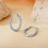 Pendientes de Otoño e Invierno 2024 Moda Elegantes Estéreo de Gama Alta Hebilla de Oreja Hilo Retorcido Anillo Liso Acero de Titanio Femenino con Estilo