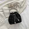 Xiaorui Bolsillo Dorado Nueva Moda Textil 2022 Bolso Cubo Bolso Pequeño Portátil Bolso de Mujer Estilo Occidental Bolso de Hombro de Verano
