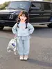 Conjunto de roupa de outono para meninas, roupas infantis, novo estilo 2026, design de desenho animado da moda, moletom para meninas, coleção de outono, calça xadrez infantil