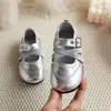 Sapatos Mary Jane retrô de princesa da moda para crianças, nova coleção primavera/outono 2026, com fechos de velcro e detalhes de fivela, sapatos de couro com sola macia para meninas