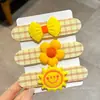 Lindas pegatinas de flequillo de dibujos animados para otoño e invierno, diademas de punto florales versátiles de estilo coreano con cierres de velcro, que exudan un ambiente sofisticado y elegante