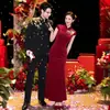 Novo cheongsam modificado estilo chinês, vestido longo estilo cauda de peixe com gola alta e mangas curtas, adequado para a mãe da noiva em banquetes de casamento