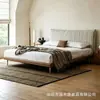 Cama de madeira maciça estofada com tecido listrado estilo meados do século, com uma cabeceira alta, um design minimalista de cama de casal para o quarto principal em estilo wabi-sabi