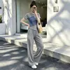 Conjunto esportivo casual super estiloso para mulheres, moda verão que rejuvenesce, conjunto de duas peças com camiseta de manga curta patchwork cinza e calça pantalona