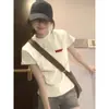 Camiseta feminina de ombro reto, gola redonda, manga curta, estilo novo 2026 primavera verão, versátil, elegante, top branco, camada base