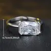 Anillo Rectangular Rongxing Clásico Sencillo de Piedra Brillante Transfronterizo para Mujer, Banda Delgada con Cuatro Garras, Lujo Ligero, Versátil para el Viaje Diario