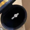 Anel de princesa para mulheres, anel de diamante falso, anel de moissanita falsa, anel fechado, design de nicho, toque de luxo, atacado de anel de diamante