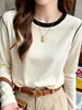 Camiseta feminina de algodão puro, gola redonda, manga longa, com blocos de cor, corte reto, apresentando um design único e estiloso, perfeita como uma camada base fashion para o outono.