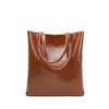 Nova Bolsa Feminina de Couro de Vaca Primavera e Verão 2024 Moda Feminina Bolsa de Couro Simples Bolsa Tote Grande Capacidade Portátil Bolsa de Compras