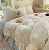 Juego de falda de cama estilo princesa de invierno para bebés y niños pequeños, grado A, bordado y engrosado de terciopelo de leche, con ribete de encaje, disponible en juego de cuatro piezas o juego de tres piezas en color crema