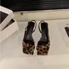 Sandalias de tacón alto color rojo rosa brillante para mujer, nuevo modelo de verano 2026, de una tira stiletto, zapatos ligeros de punta cuadrada, pantuflas de tacón alto