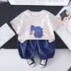 Conjunto de Verano para Niño de Dos Piezas con Cuello Redondo y Manga Corta con Estampado de Dibujos Animados, Pantalones Cortos a Rayas de Cocodrilo, Ropa de Moda