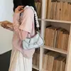 Nueva colección de verano 2026: bolso de moda con correa de cadena en forma de nube, un bolso cruzado blanco elegante y sofisticado para mujer, perfecto para cualquier atuendo