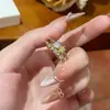 Nuevo anillo de cobre estilo europeo y americano con incrustaciones completas de diamantes, diseño abierto ajustable, moderno y de alta gama, popular en redes sociales, adecuado para el dedo índice