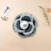 Tela de Moda Broche de Camelia con Perlas Grandes Temperamento Sencillo Discreto Accesorios de Otoño e Invierno para Suéteres y Trajes Joyería Versátil