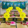 Começamos a escola, mesa de sala de aula, balões flutuantes, atmosfera de atividade do festival de jardim de infância, cena, fantasia e arranjo