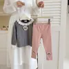 Pantalones gruesos de otoño para niños, nuevo estilo otoño/invierno 2026, pantalones de otoño para bebé grado A, unisex, perfectos para uniformes escolares, con detalle de lazo
